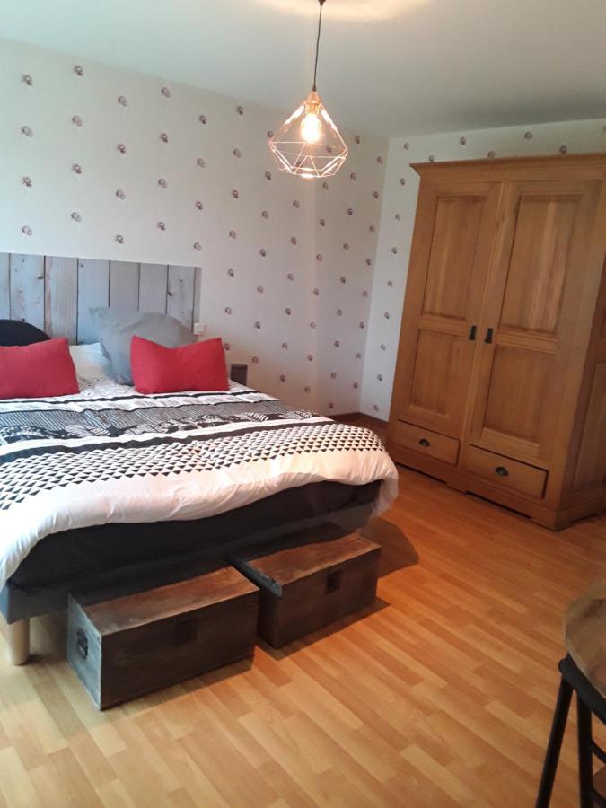 Chambre D'Hotes Cote Jardin Soulignonne Екстериор снимка